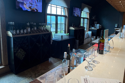 Sip, Snap & Maple Tap: Niagara-on-the-Lake Photo & Wine Tour Tasting at Konzelmann Lakeside Winery