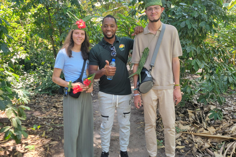 Sabores e historia de Zanzíbar: tour por la granja de especias y la Ciudad de PiedraVen al punto de encuentro en el antiguo fuerte de Stonetown