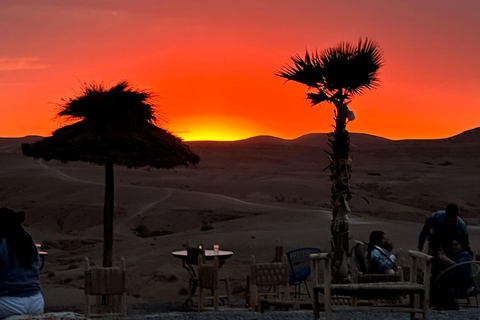 Diner in de Agafay-woestijn in Berber Camp met zonsondergang en sterren