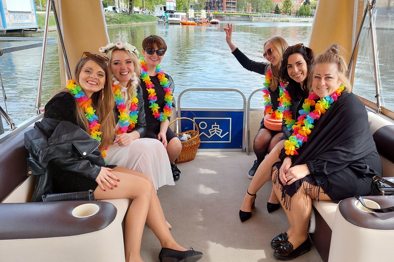 Wroclaw: Sunset Catamaran Cruise with Drink and Music