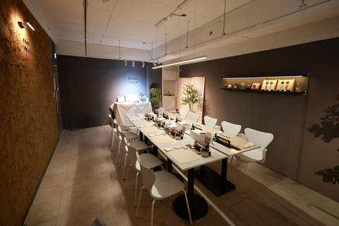 Seoul: Mother-of-Pearl Jewelry Workshop in Myeong-dong Option B: Wearable Memory (Hanbok Accessory)