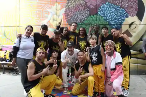 Tour completo na Comuna 13: grafite, história e delícias de rua