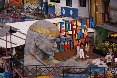 Tour privato nel comune 13: grafitour, gastronomia, museo EscobarTour privato nel comune 13: graffiti, gastronomia, museo Escobar