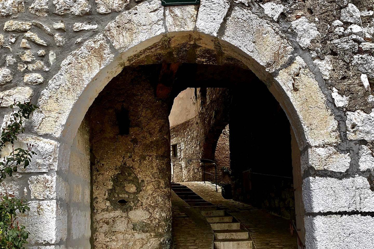 尼斯周边栖息的中世纪村庄。