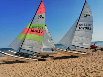 Curso de vela para adultos con catamarán en el lido de Jesolo.