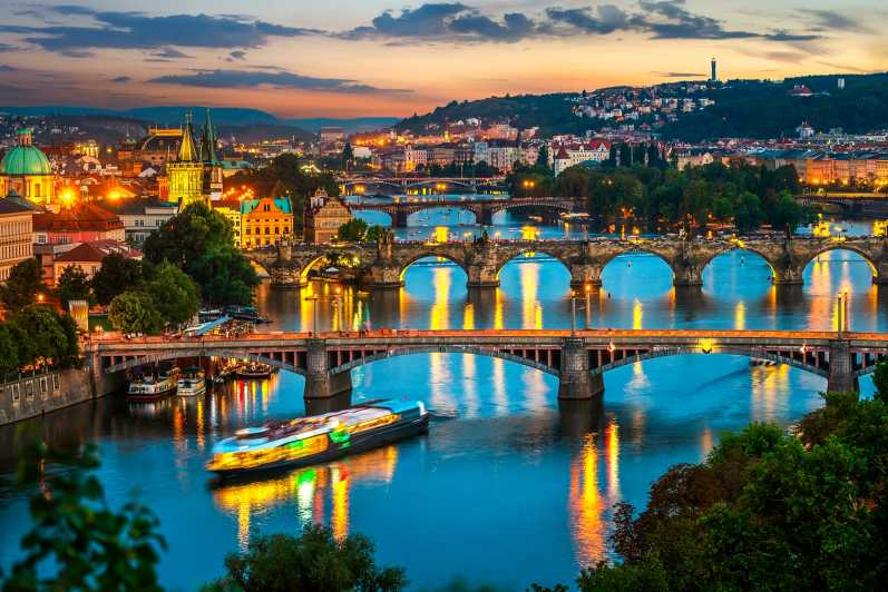 Prag: Natkrydstogt på Vltava-floden med buffet