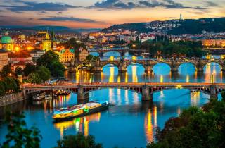 Prag: Abendliche Bootsfahrt auf der Moldau mit Buffet