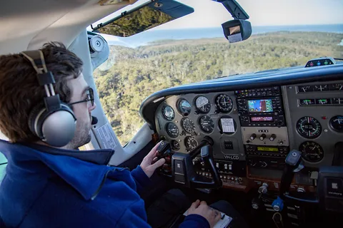 Hobart : Vol et croisière dans la région sauvage du sud-ouest avec déjeuner