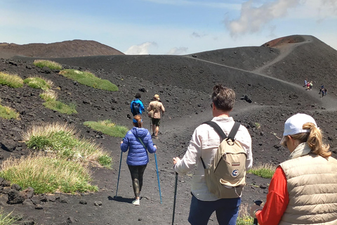 Etna dagsutflykt från Siracusa. Vandring, vin och mat ingår