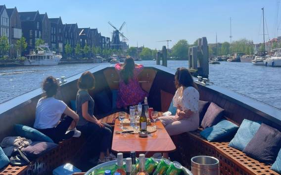 Haarlem: Sightseeing-Bootsfahrt mit Snacks und Getränken