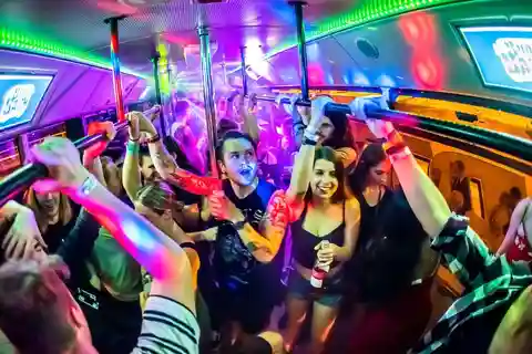 Budapest: Explora la ciudad de noche en una excursión en autobús de fiesta BYOB