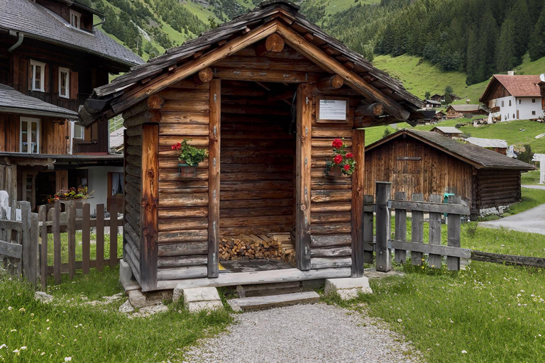 From Zurich or Lucerne: Stäubenfall Waterfall Hike & Picnic