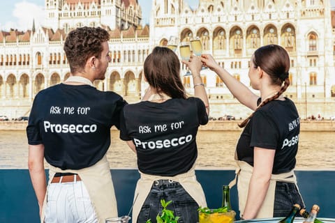 Budapest unlimited prosecco, beer and Aperol Spritz cruise at night