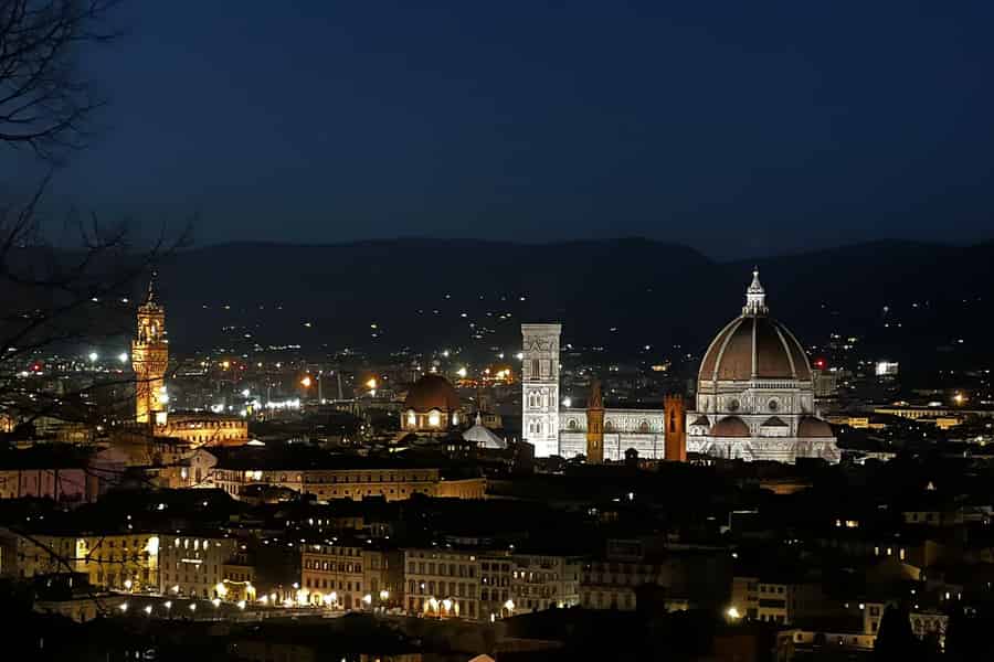 Entdecke den Charme von Florenz: nächtliche Tour mit dem elektrischen Golfwagen. Foto: GetYourGuide Entdecke den Charme von Florenz: nächtliche Tour mit dem elektrischen Golfwagen. Foto: GetYourGuide