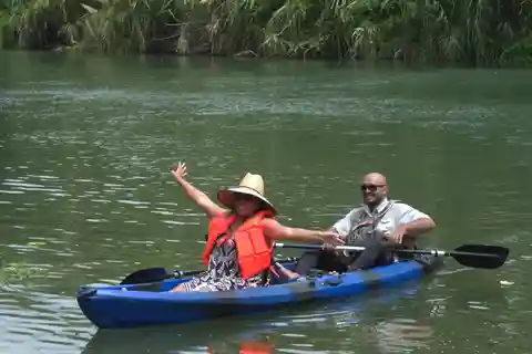 Río Banano,puerto Limón: tour en Kayak con Pablo frutas+ parqueo privado !!