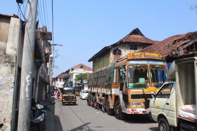 Coche a disposición en Kochi para viajes en vacaciones/excursionesCoche a disposición durante 2 días para la excursión a Kumarakom