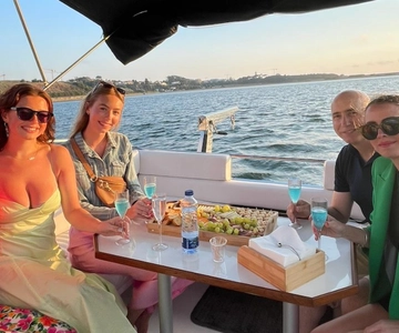 Porto: 6 Bridges Yacht Cruise with Wine & Snacks tasting
