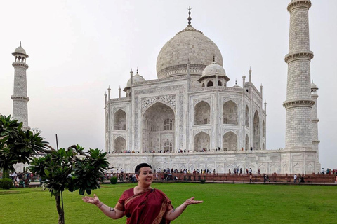 „Romantyczna Agra: wycieczka samochodowa z noclegiem z Delhi”: