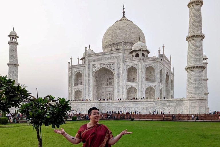 „Romantyczna Agra: wycieczka samochodowa z noclegiem z Delhi”: