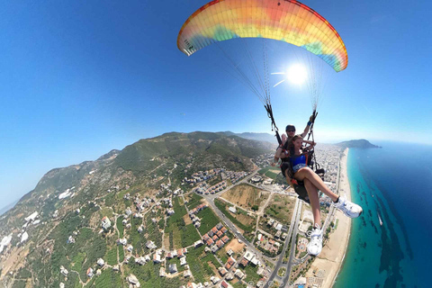 Aventura de parapente biplaza en Alanya con pilotos profesionales.Experiencia de parapente biplaza con servicio de recogida del hotel