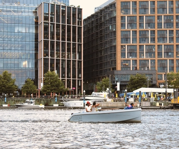 Washington DC: Passeio de barco autónomo no cais com mapa