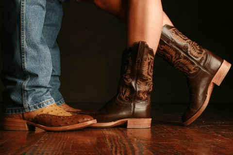 Las Vegas: Country Bar Crawl by Party Bus w/ Mixed Drinks