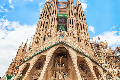 Sagrada Familia Priority Entry & Expert Guided Tour Sagrada Familia Fully Guided Tour