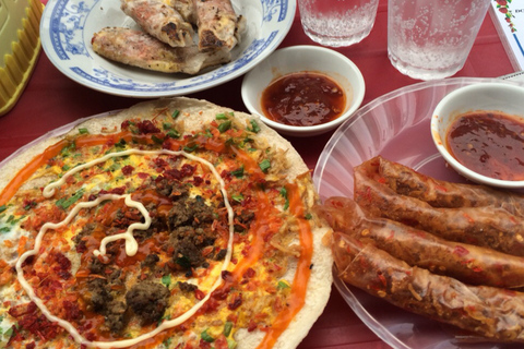 Da Nang: Walking Street Food Tour with Local Guide Group Tour (English)