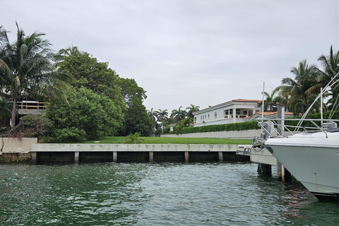 Miami: Private Tailored Sightseeing Boat Tour 1 hour Package w/o Gas & Marina Fees $70 due at Check-in