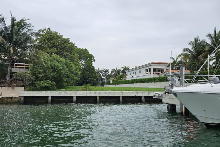 Miami: Private Tailored Sightseeing Boat Tour 1 hour Package w/o Gas & Marina Fees $70 due at Check-in