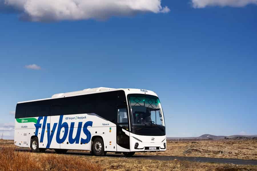 Bustransfer zwischen Reykjavík und Flughafen KEF. Foto: GetYourGuide