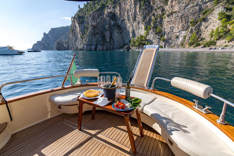 Private Boat tour of one day on a Private Apreamare 10Ischia &amp; Procida