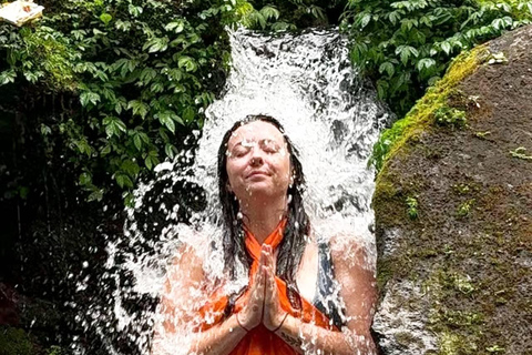 Ubud: rituale di purificazione balinese e workshopRituale di purificazione Melukat al tempio Tirta Empul