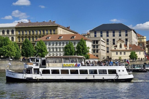 1-hour cruise with drinks included Praha: One-hour cruise around Prague with a drink included