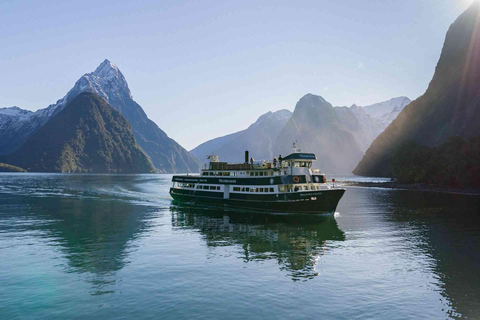 Tour di un giorno intero e crociera Premium nel Milford Sound