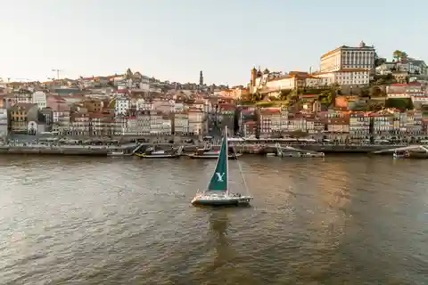Cruzeiro no Rio Douro no Porto: Um dia de sol e um pôr do sol tranquilo