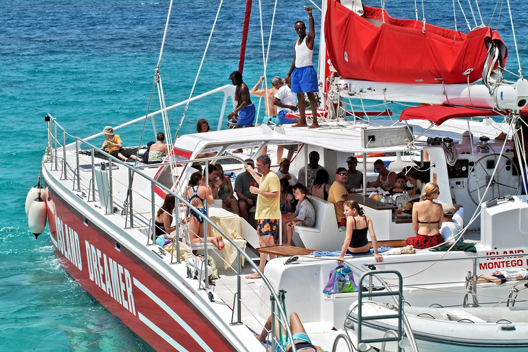 Negril: Catamaran Cruise with Snorkeling and Rick's Cafe