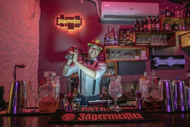 Cartagena: Salsa Class and Bar Hopping Tour with Drinks