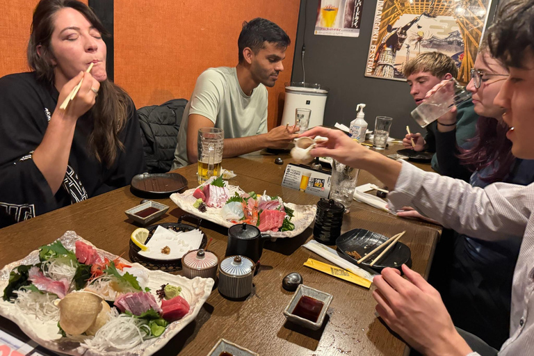 Kanazawa: Nighttime Izakaya Tour with Local Guide