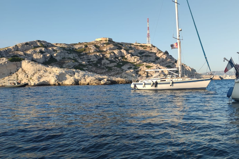 Rejs łodzią o wschodzie słońca do parku morskiego Calanques i Cote Bleu