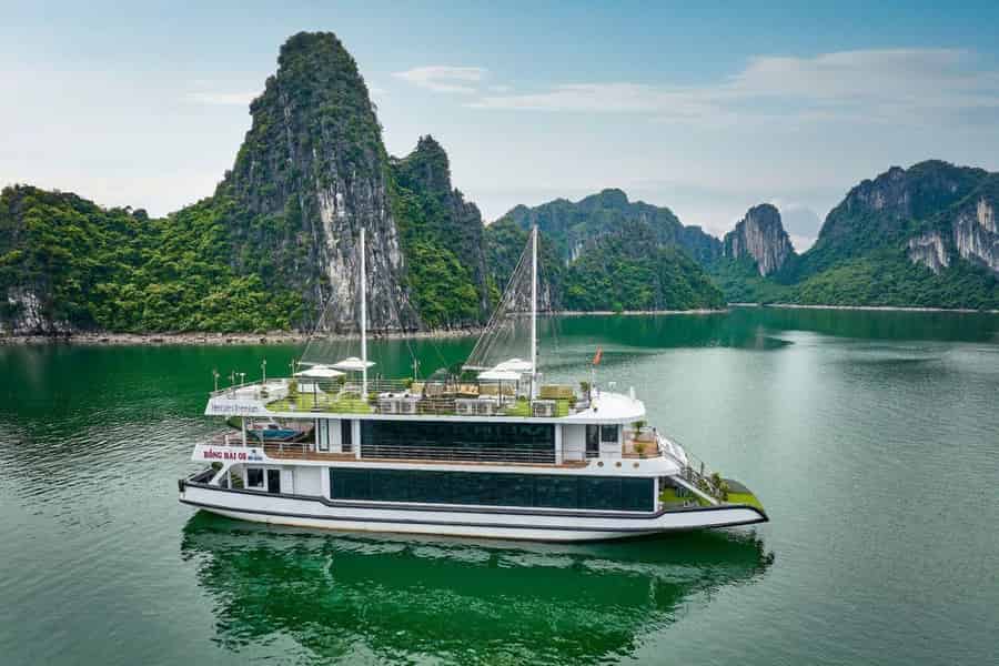 Hanoi: Ha Long Bay Tagesausflug - Luxuskreuzfahrt & Mittagsbuffet. Foto: GetYourGuide