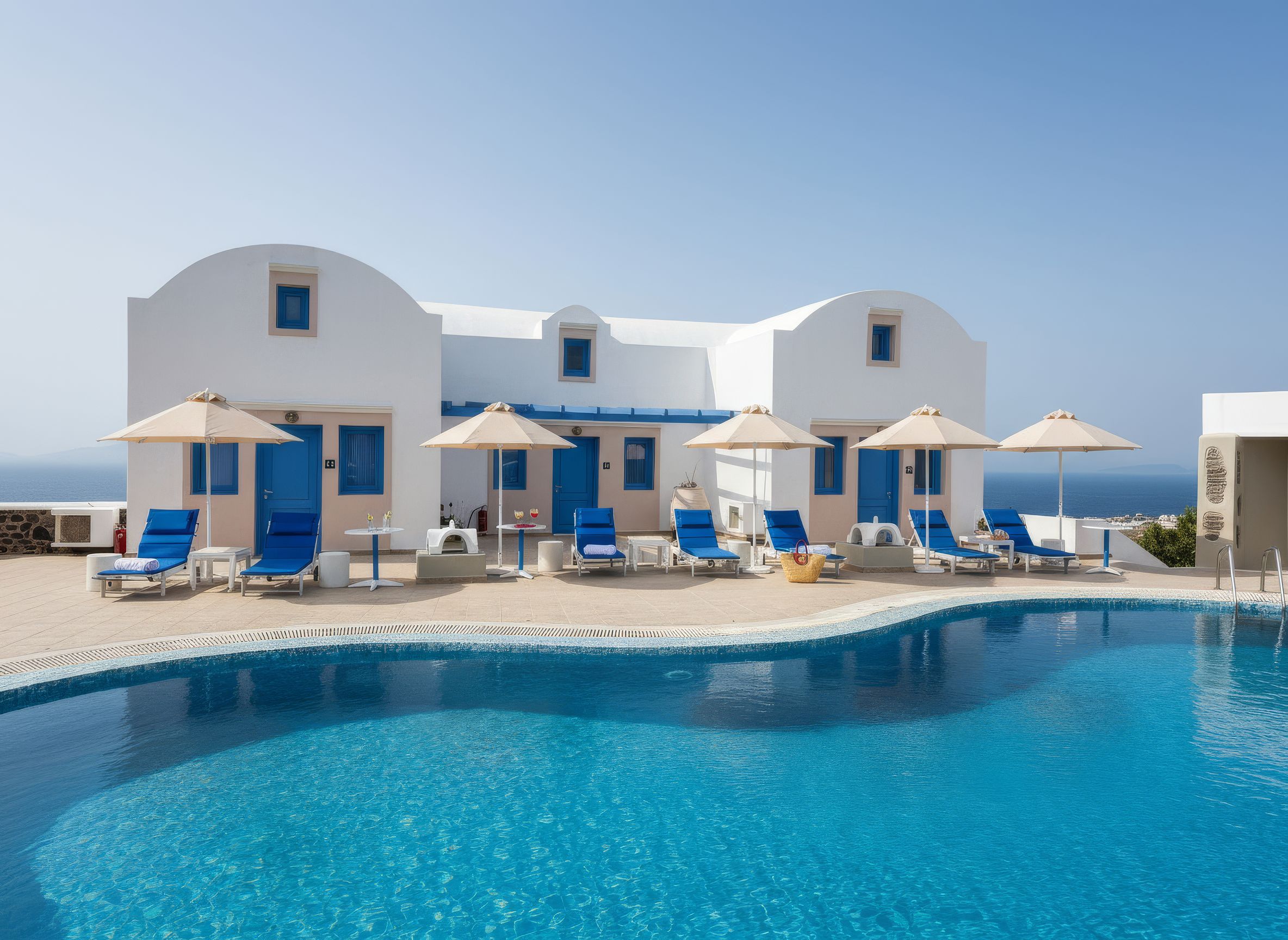 Pool-Tagespass mit Bar-Gutschein in der Nähe von Saint George in Oia