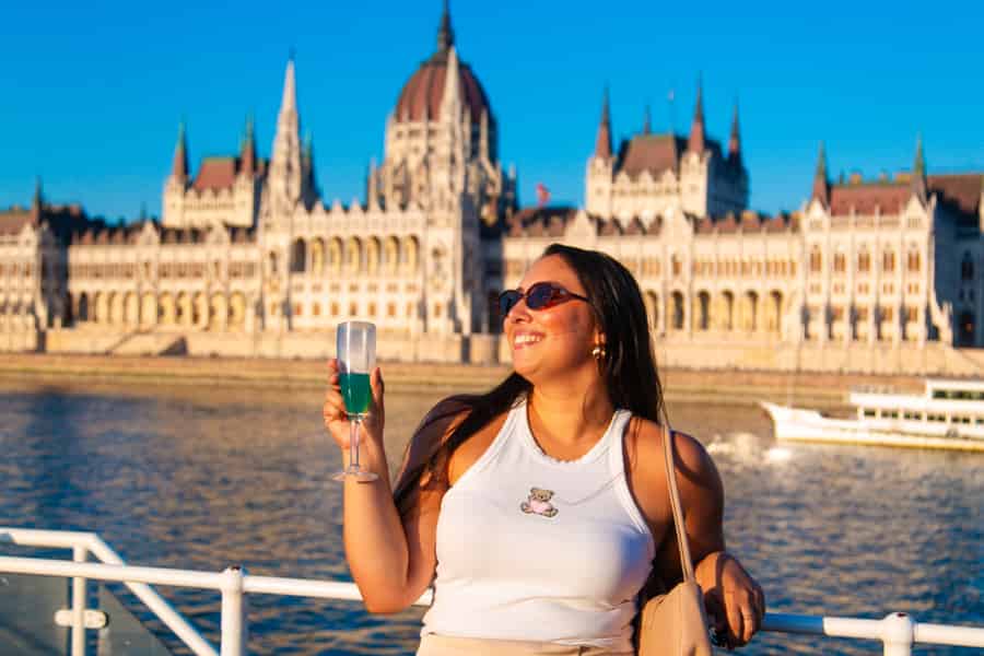 Budapest: Donau-Bootsfahrt | Unbegrenzte Getränke | Entspannte Beats. Foto: GetYourGuide Budapest: Donau-Bootsfahrt | Unbegrenzte Getränke | Entspannte Beats. Foto: GetYourGuide
