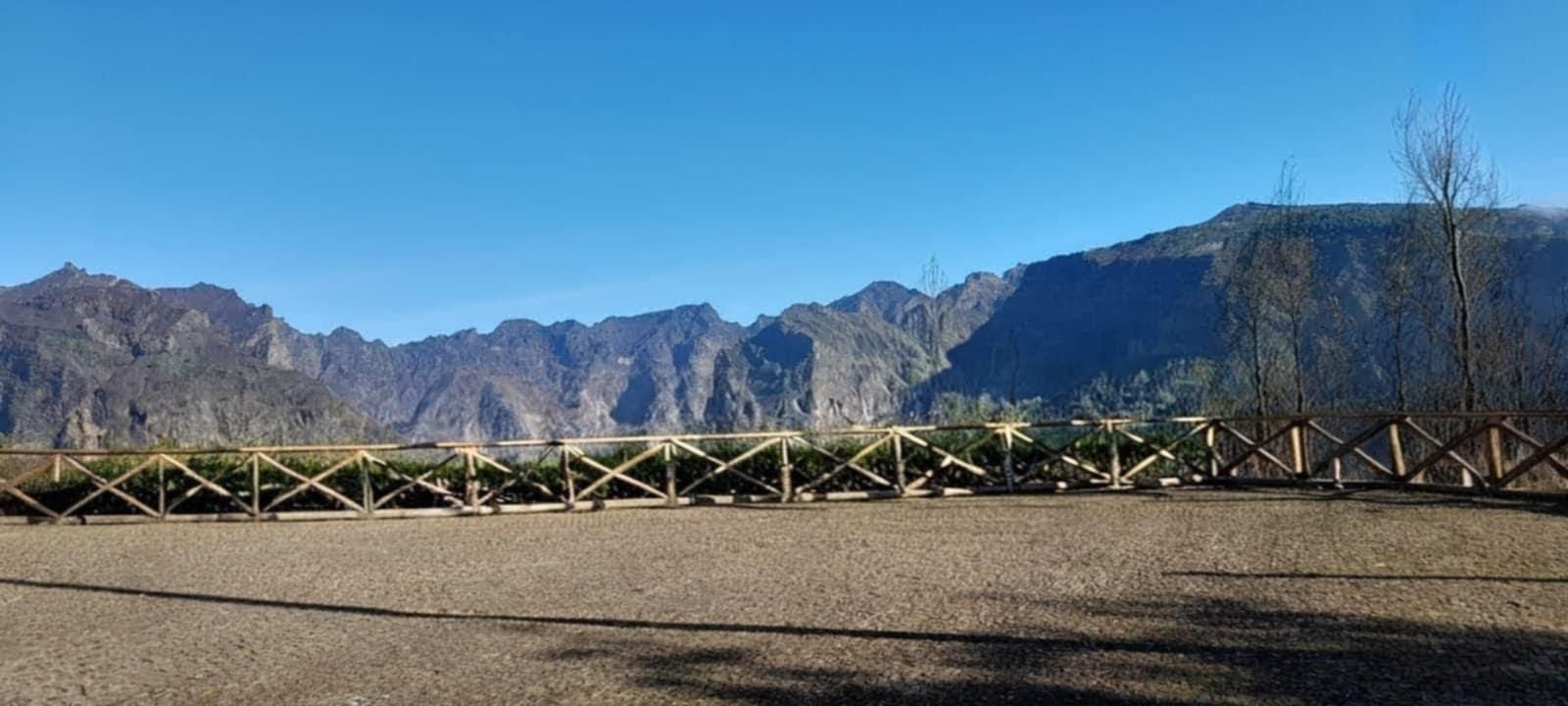 Route der Aussichtspunkte entlang der Hänge zwischen Câmara de Lobos und Ribeira Brava4*4