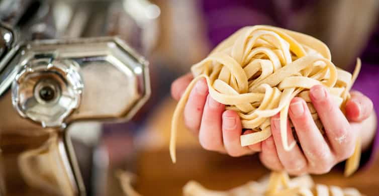 Florence: Pasta Cooking Class with Unlimited Wine