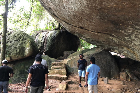 From Negombo: Maligathenna & Pilikuttuwa Temple Hike