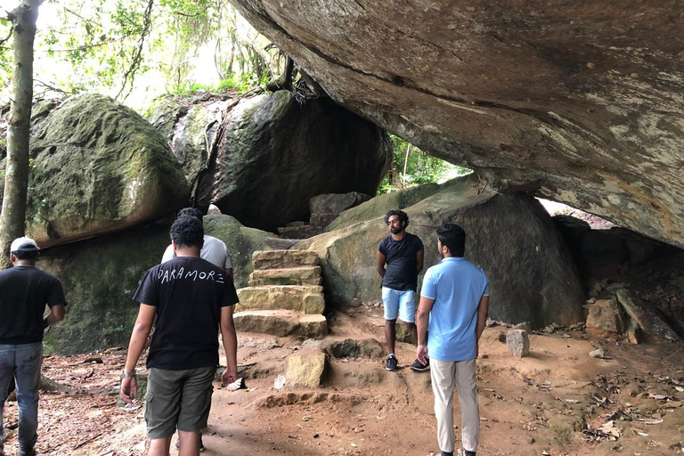 From Negombo: Maligathenna & Pilikuttuwa Temple Hike