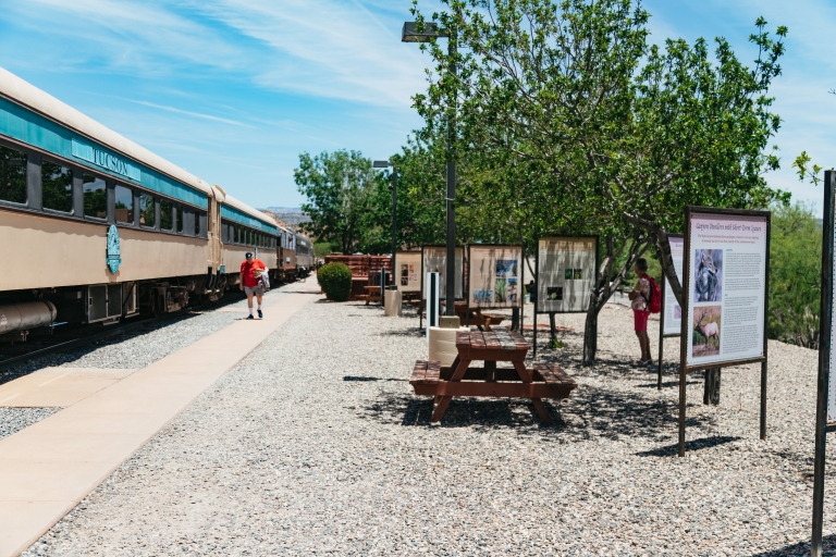 Van Sedona: Vintage Railroad Car Tour door Verde CanyonSedona: Grape Train Escape - Verde Canyon Railroad