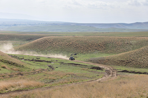 رحلة بالسيارة على الطرق الوعرة إلى ديفيد غاريجا والجبال الملونة