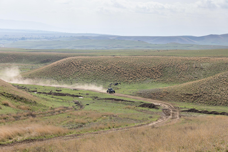 رحلة بالسيارة على الطرق الوعرة إلى ديفيد غاريجا والجبال الملونة